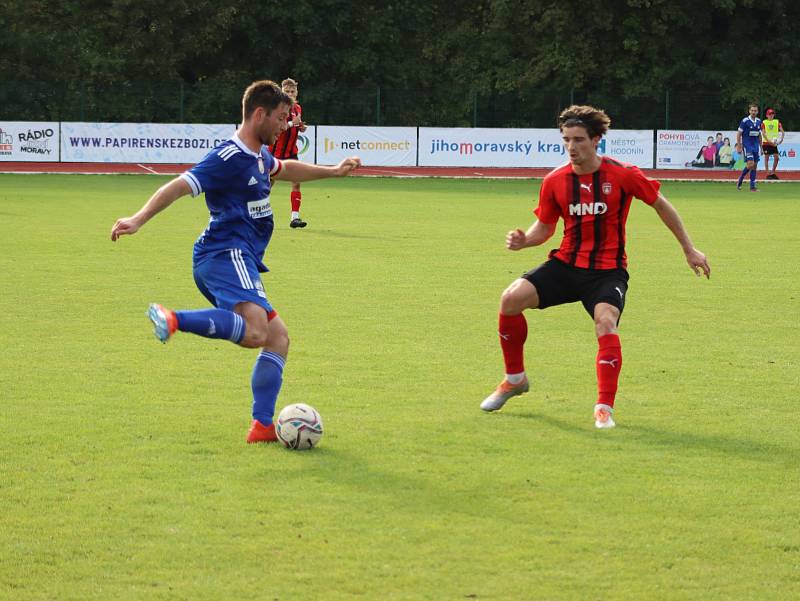 Hodonínští fotbalisté (v červeném) remizovali s Velkým Meziříčím 3:3.