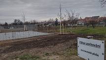 Nové parkoviště v Mistříně nad rybníčkem.
