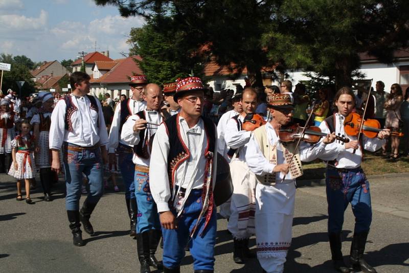 Krojovaný průvod na Horňáckých slavnostech ve Velké nad Veličkou.