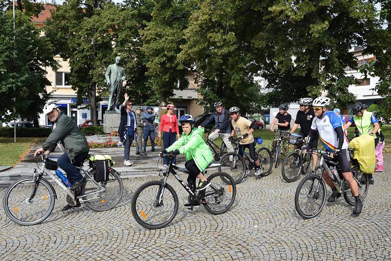 Tradičního dvoudenního cyklopřejezdu z Hodonína do Košarísk se zúčastnilo patnáct Čechů a Slováků.