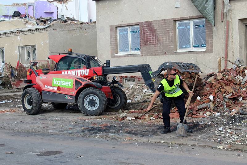 Následky řádění tornáda likvidují v Lužicích i v sobotu.