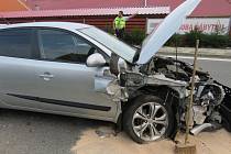Protijedoucí auto a betonový sloup trefila v pondělí odpoledne řidička opelu při nehodě v Moravském Písku.