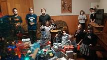 Děti z Dětského domova ve Strážnici měly ze sladkostí od Mikuláše a dárků od Ježíšky radost. FOTO: Archiv domova