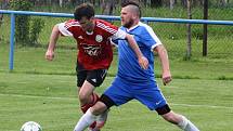 Fotbalisté Blatnice (v červených dresech) v 1. A třídě skupině B prohráli s Ratíškovicemi 2:3. Výhru hostů trefil záložník Dominik Jankůj.