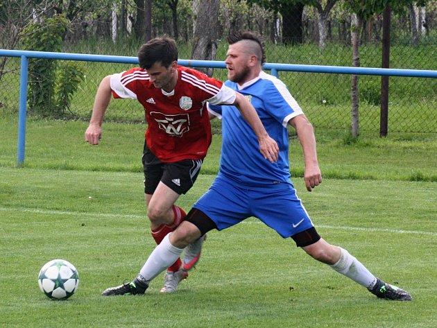 Fotbalisté Blatnice (v červených dresech) v 1. A třídě skupině B prohráli s Ratíškovicemi 2:3. Výhru hostů trefil záložník Dominik Jankůj.