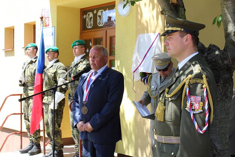 Odhalení pamětní desky lékaři a účastníku druhého odboje Zdeňku Vítkovi ve Vlkoši.