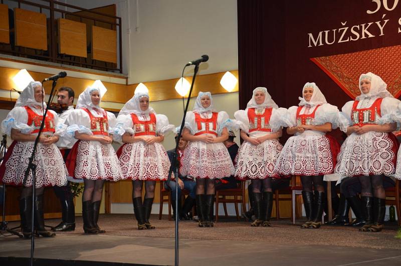 O sobotním večeru se všichni příznivci folklorních tradic a hlavně místního mužského sboru sešli v kulturním době ve Svatobořicích-Mistříně. A slavili. Třicet let vzniku mužského souboru.