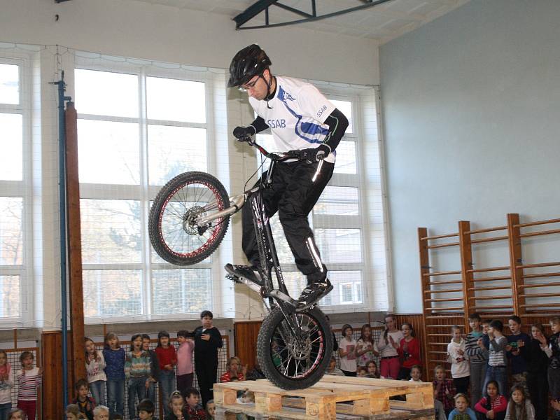 Trojice hodonínských biketrialistů se ve středu dopoledne představila žákům prvního stupně Základní školy U Červených domků.