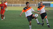 Fotbalisté Kyjova (v bílých dresech) porazili v předehrávce druhého kola první A třídy Mikulov 5:0. Mezi střelce se ve čtrtečním utkání zapsalo hned pět různých střelců.