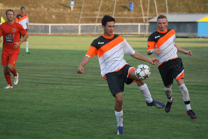 Fotbalisté Kyjova (v bílých dresech) porazili v předehrávce druhého kola první A třídy Mikulov 5:0. Mezi střelce se ve čtrtečním utkání zapsalo hned pět různých střelců.