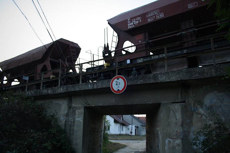 U Vnorov na Hodonínsku potřetí ve dvou týdnech vykolejil vlak. Mimo železnici se tentokrát dostala přední kola posunovací lokomotivy na vyloučené koleji při pracích na zprůjezdnění trati.