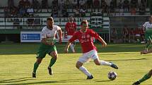 Fotbalisté třetiligového Uherského Brodu (červené dresy) v předkolo MOL Cupu zdolali divizní Bzenec 3:1.