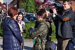 Eva Michaláková (zcela vlevo) hovoří s novináři před začátkem soudu v Hokksundu, který začal 25. května projednávat její odvolání proti rozhodnutí norských úřadů o zbavení rodičovských práv k oběma synům a adopci mladšího chlapce.