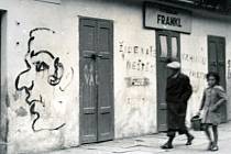 Snímek ukazuje protižidovský nápis v Hodoníně roce 1939 v nynější Dobrovolského ulici.