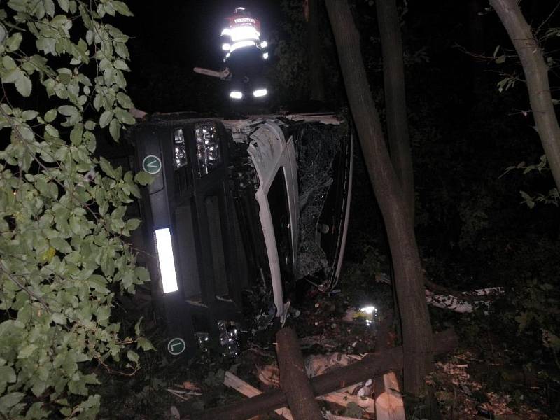 Cisterna převážející mouku havarovala v noci z úterý na středu na silnici číslo 54 mezi Žarošicemi a Slavkovem u Brna. Při nehodě se zranil řidič.