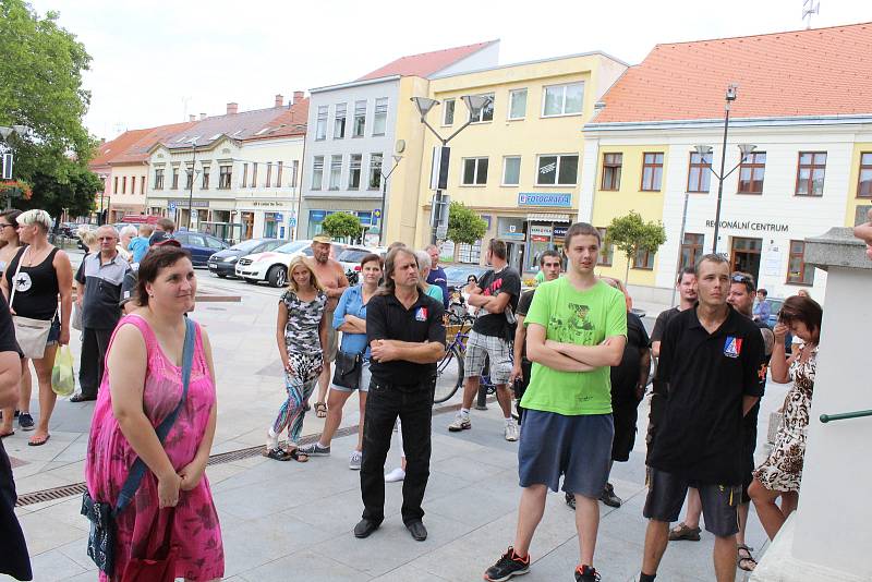 Hodonínský zastupitel Roman Sedlačík svolal shromáždění před hodonínskou radnicí, aby vysvětlil svůj postup v případě, kdy zavolal městské strážníky na cizince procházející na Národní třídě.