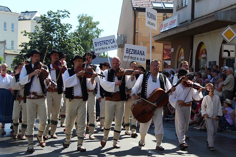 Lidé si ve Strážnici užili 74. ročník Mezinárodního folklorního festivalu.