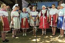 V době, kdy zpívaly ženy z Malé Vrbky při jubilejním Horňáckém kosení, neměly ještě název sboru.