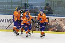 Hodonínští hokejisté (oranžové dresy) čeká barážová skupina o udržení ve druhé lize.