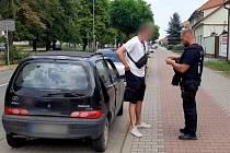 Osmnáctiletého mladíka, který řídil malé osobní auto pod vlivem drog a bez řidičského oprávnění, zadrželi při silniční kontrole hodonínští policisté.