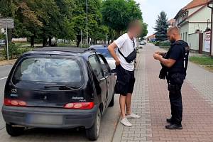 Osmnáctiletého mladíka, který řídil malé osobní auto pod vlivem drog a bez řidičského oprávnění, zadrželi při silniční kontrole hodonínští policisté.