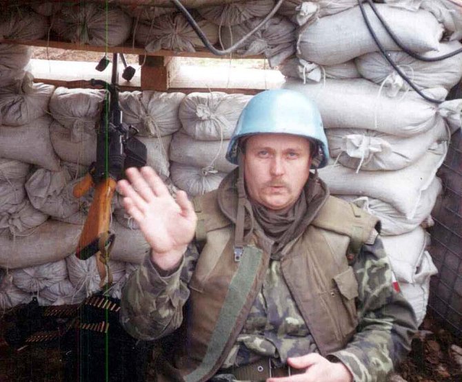 Pan Luděk Zeman jako příslušník jednotek OSN na pozorovacím stanovišti v roce 1995.