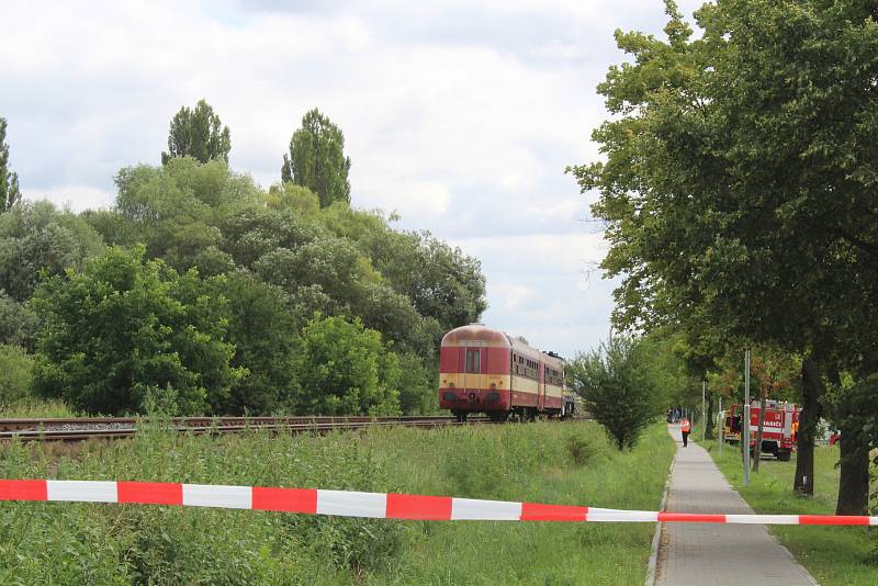 Po srážce vlaku s osobním autem na přejezdu ve Vracově zahynul člověk.