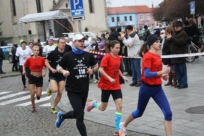 Letošní ročník silničního běhu Skalica-Holíč-Hodonín přinesl skvělé výkony i účastnický rekord. Celkem se na start postavilo 456 mužů a žen. Závod si nenechal ujít ani známý slovenský politik Mikuláš Dzurinda.
