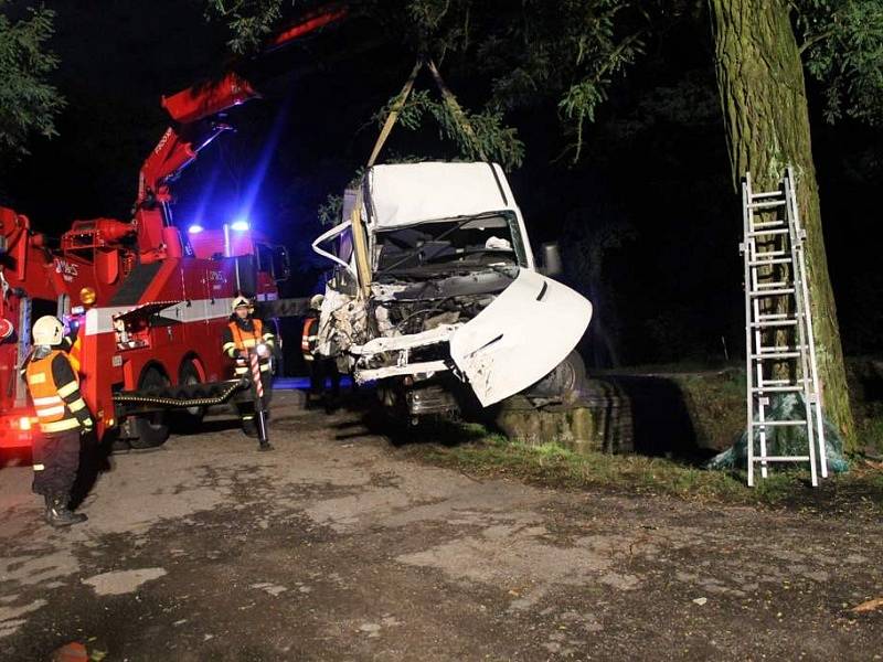 Opilý řidič narazil do stromu na silnici mezi Žarošicemi a Nížkovicemi.