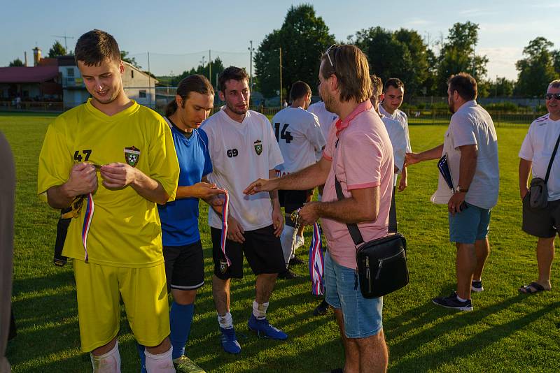 Fotbalisté rezervy Dubňan (v bílých dresech) si ve finále Okresního poháru poradili s Vlkoší.