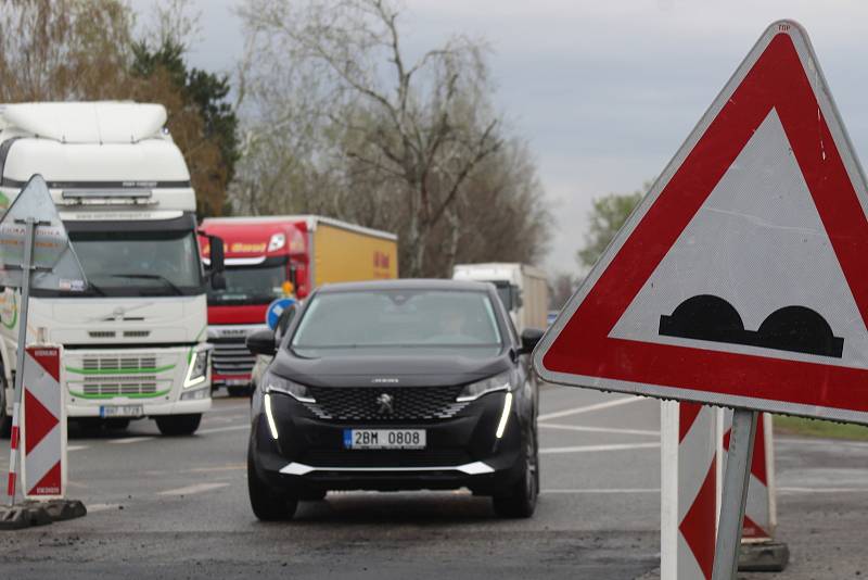 Provoz na silnici I/55 a opravy u křižovatky na Josefov ve čtvrtek ráno.