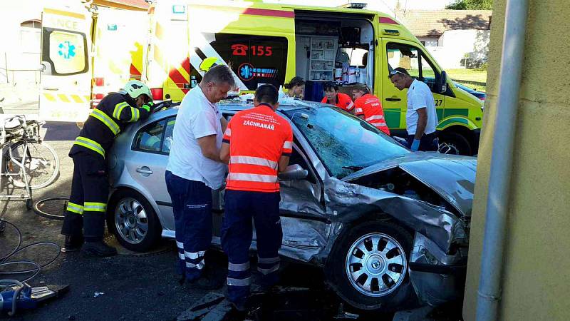 Dvě auta se střetla u Vlkoše. Záchranáři ošetřili dva zraněné