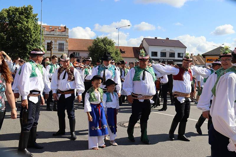 Ze slavnostního průvodu Mezinárodního folklorního festivalu ve Strážnici.