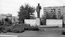 Tisíce lidí si nenechaly v roce 1973 ujít slavnostní odhalení sochy Klementa Gottwalda v Hodoníně. Dvacet let po skonu někdejšího československého prezidenta vznikl jeho hodonínský pomník na tehdejší třídě Pionýrů. K odstranění sochy došlo na začátku deva