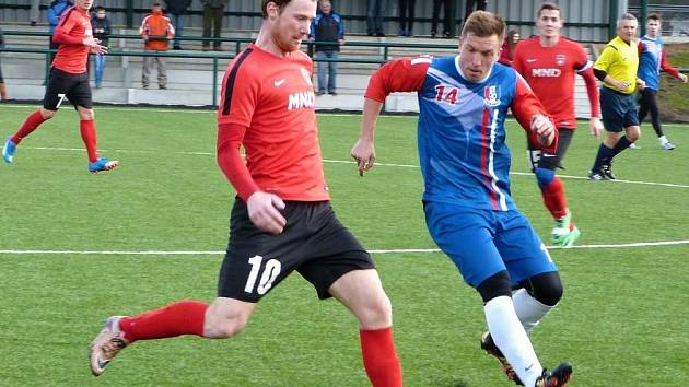 Fotbalisté Hodonína prohráli na umělé trávě v Blansku 1:4. Na snímku je defenzivní středopolař Josef Hesek (v červeném dresu).