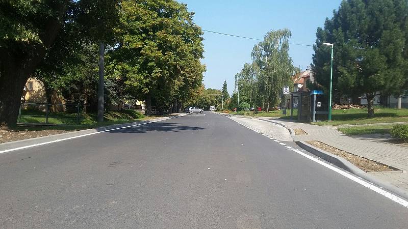 Modernizace silnice třetí třídy v obci Hrubá Vrbka, jejíž součástí byla i oprava tří mostů přes m