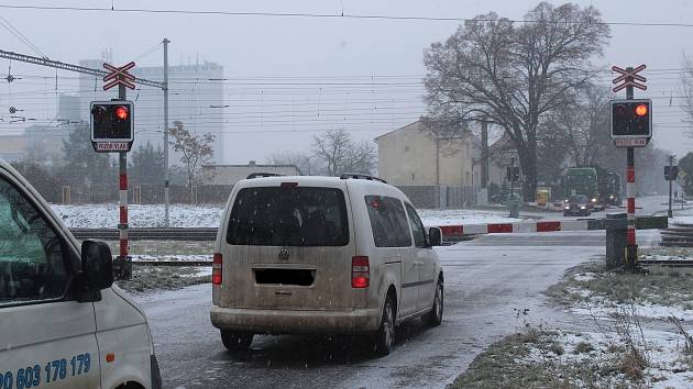 Železniční šestikolejný přejezd v Rohatci Kolonii. Správa železnic plánuje jeho zrušení. Stavba náhradního řešení má začít v dubnu 2024.