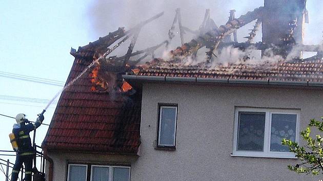 Požár rodinného domu v Ratíškovicích zničil celou střechu.