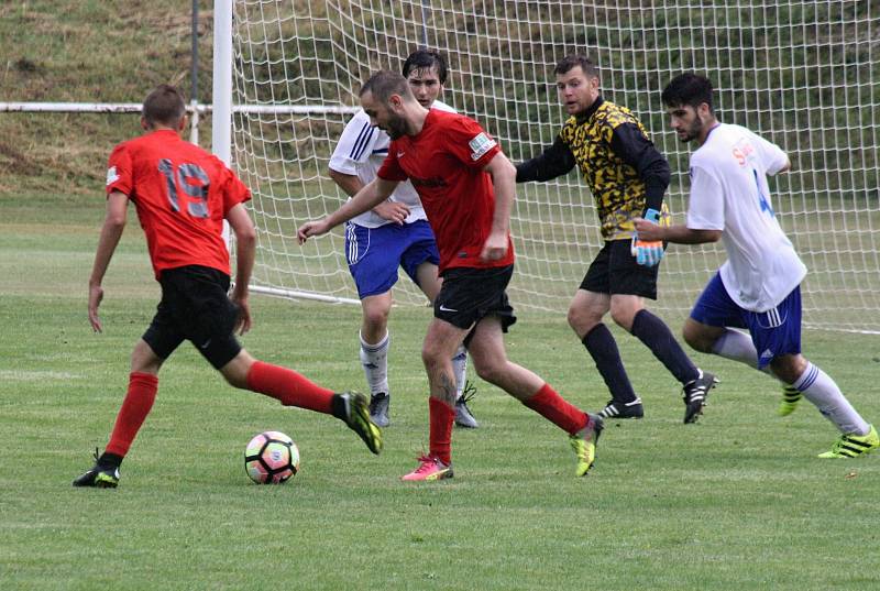 Fotbalisté Velké nad Veličkou (v červených dresech) porazili v derby Blatnici 1:0. Sobotní zápas v 77. minutě rozhodl domácí stoper Ondřej Spazier.