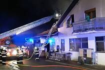 Požár střechy rodinného domu ohrožoval obyvatele Veselí nad Moravou.