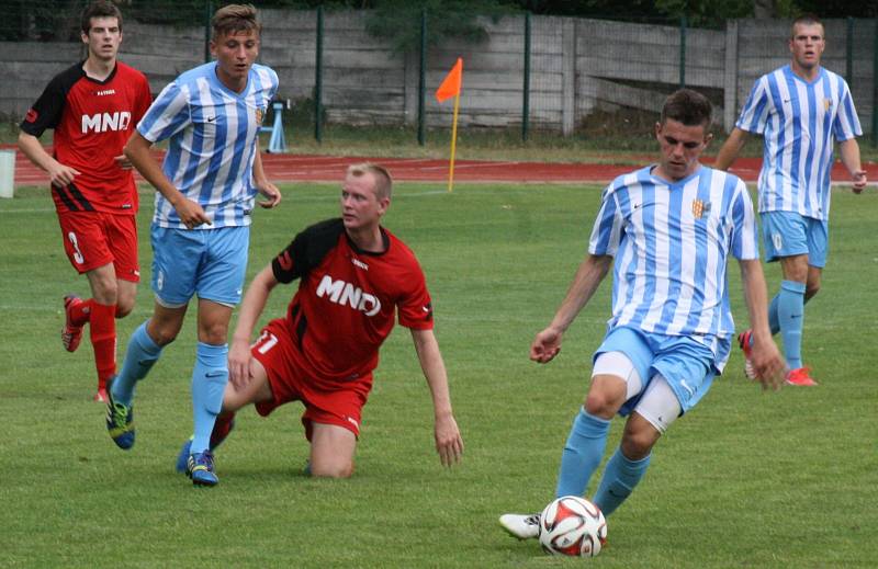 1. kolo poháru: FK Hodonín (v červeném) vs. Prostřejov.