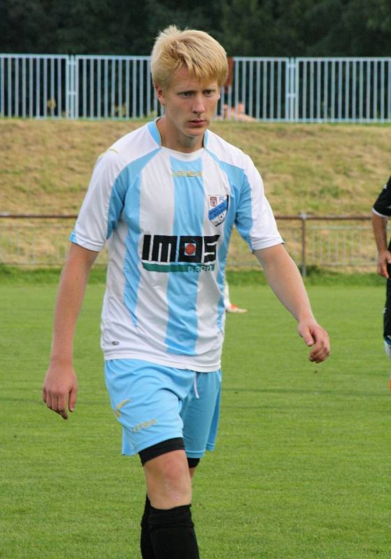 Fotbalisté FC Veselí nad Moravou (v bílých dresech) porazili v 5. kole první A třídy Kyjov 3:0. Domácí rozhodli derby třemi brankami v prvním poločase.