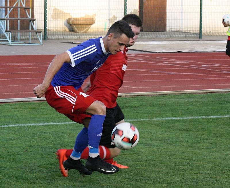 Fotbalisté Hodonína (v červených dresech) prohráli ve 4. kole Fortuna ligy s Valašským Meziříčím 1:4. Hosté páteční předehrávku rozhodli čtyřmi brankami ve druhém poločase.