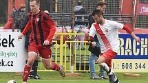 Fotbalisté Hroznové Lhoty (bíločervené dresy) v televizním duelu přehráli Vnorovy 5:1. Zápas na Zelničkách sledovalo 1500 diváků. Foto: Jaroslav Kicl