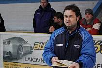 Petr Hruška při vyhlašování vítězů hokejového turnaje v Hodoníně.