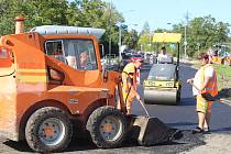 Opravy silnice druhé třídy v Kyjově pod nemocnicí směrem k nákupní zóně s Kauflandem. Situace poslední srpnové pondělí 2022 odpoledne.