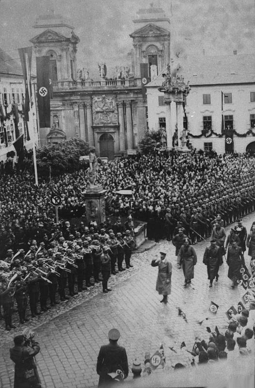 Návštěva Adolfa Hitlera v odstoupeném Mikulově na podzim roku 1938.