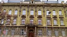 Nad hlavním vchodem do budovy hodonínské obchodní akademie vlaje černý prapor, zemřel dlouholetý ředitel Miloš Procházka.