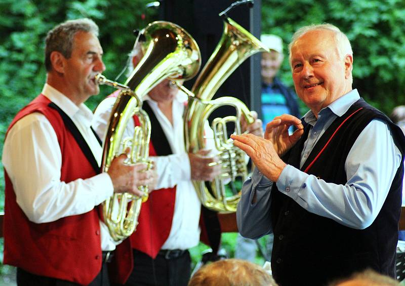 Šestý ročník Festivalu dechových hudeb v historickém sklepním areálu v Petrově. Nechyběla legenda Jan Slabák s Moravankou.