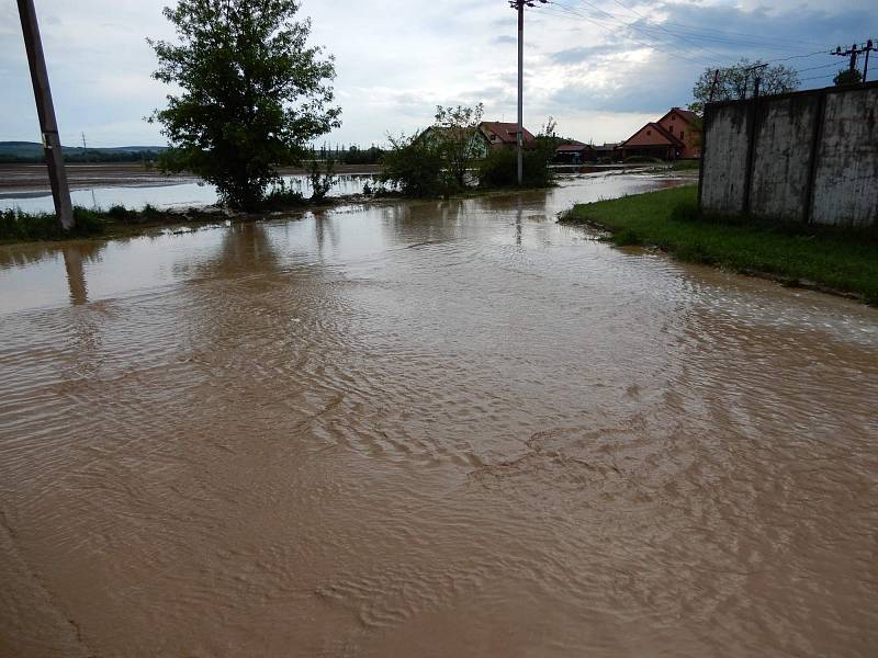 Lokální bouře doprovázená kroupami zasáhla Strážnici na Hodonínsku. Voda zatopila některé ulice i sklepy domů.